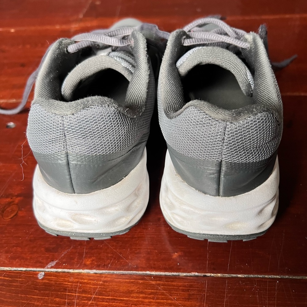 Nike revolution boys sneakers gray and white size 6 - Picture 5 of 10
